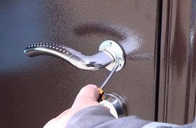 Замена дверной ручки металлической двери в Рязани