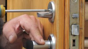 Замена личинки замка входной двери в квартире в Рязани