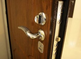 Замена входной двери в квартире в Рязани