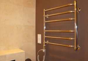Установка электрического полотенцесушителя в ванной в Рязани