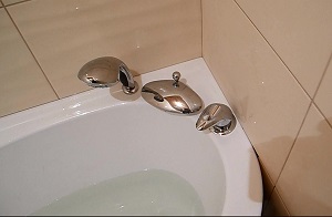 Установка смесителя на ванну в Рязани